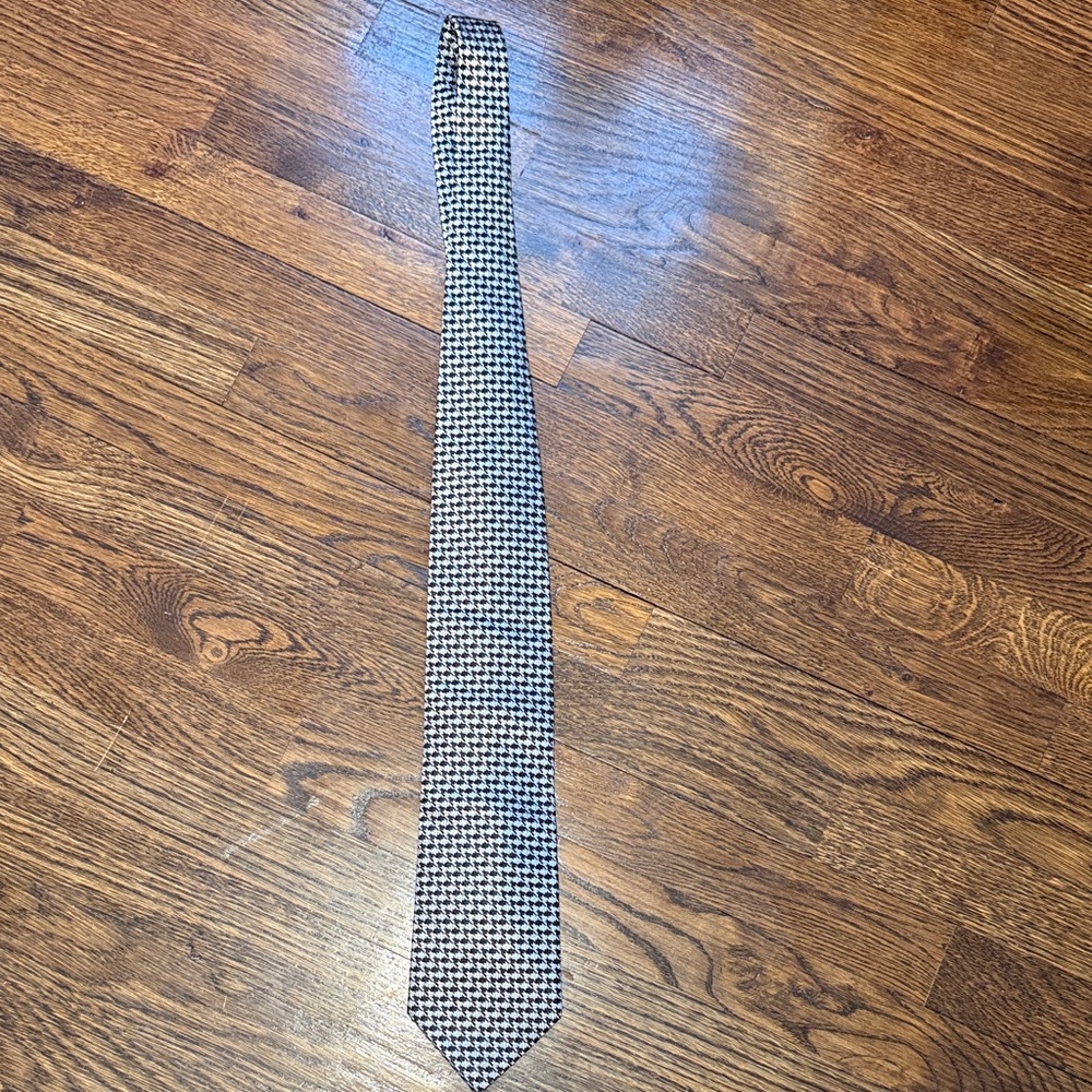 Classic Black and White Houndstooth Tie - Picture 2 of 3